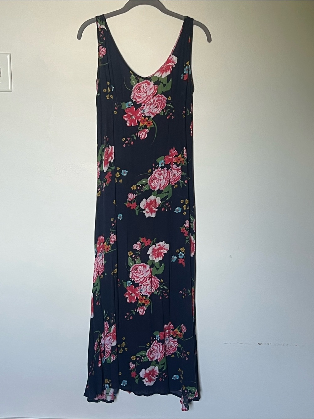 Sleeveless Scoop Neck Maxi

Sleepwear in Navy with Pink Floral